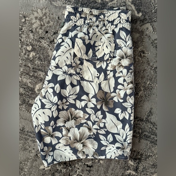 Tommy Bahama Reversible Gray and White Floral Board shorts, Sz L - Picture 1 of 6